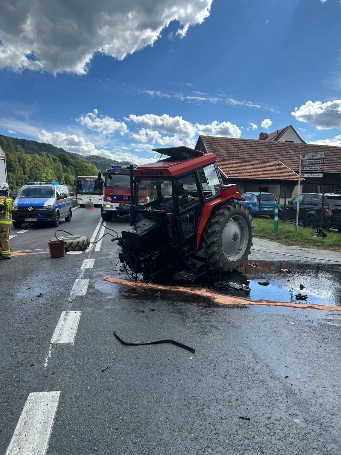 Potężne zderzenie Audi z ciągnikiem. Traktor został przepołowiony Potężne zderzenie Audi z ciągnikiem. Traktor został przepołowiony