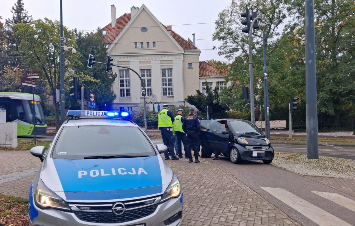 Potrącenie pieszego i zablokowane torowisko. Pierwsi z pomocą ruszyli strażnicy miejscy Potrącenie pieszego i zablokowane torowisko. Pierwsi z pomocą ruszyli strażnicy miejscy