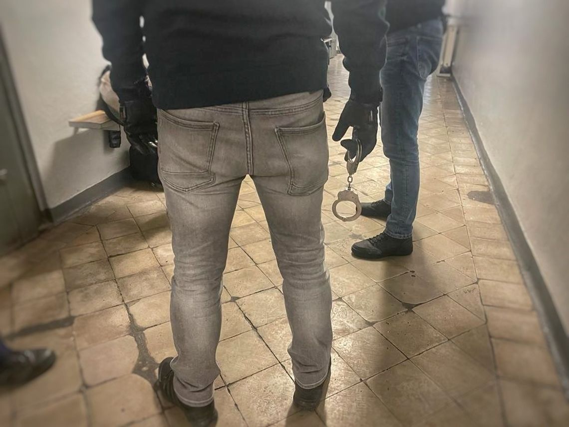 Potrącił 18-latka samochodem, potem go pobił i okradł. 26-latek odpowie za bandycką napaść Potrącił 18-latka samochodem, potem go pobił i okradł. 26-latek odpowie za bandycką napaść