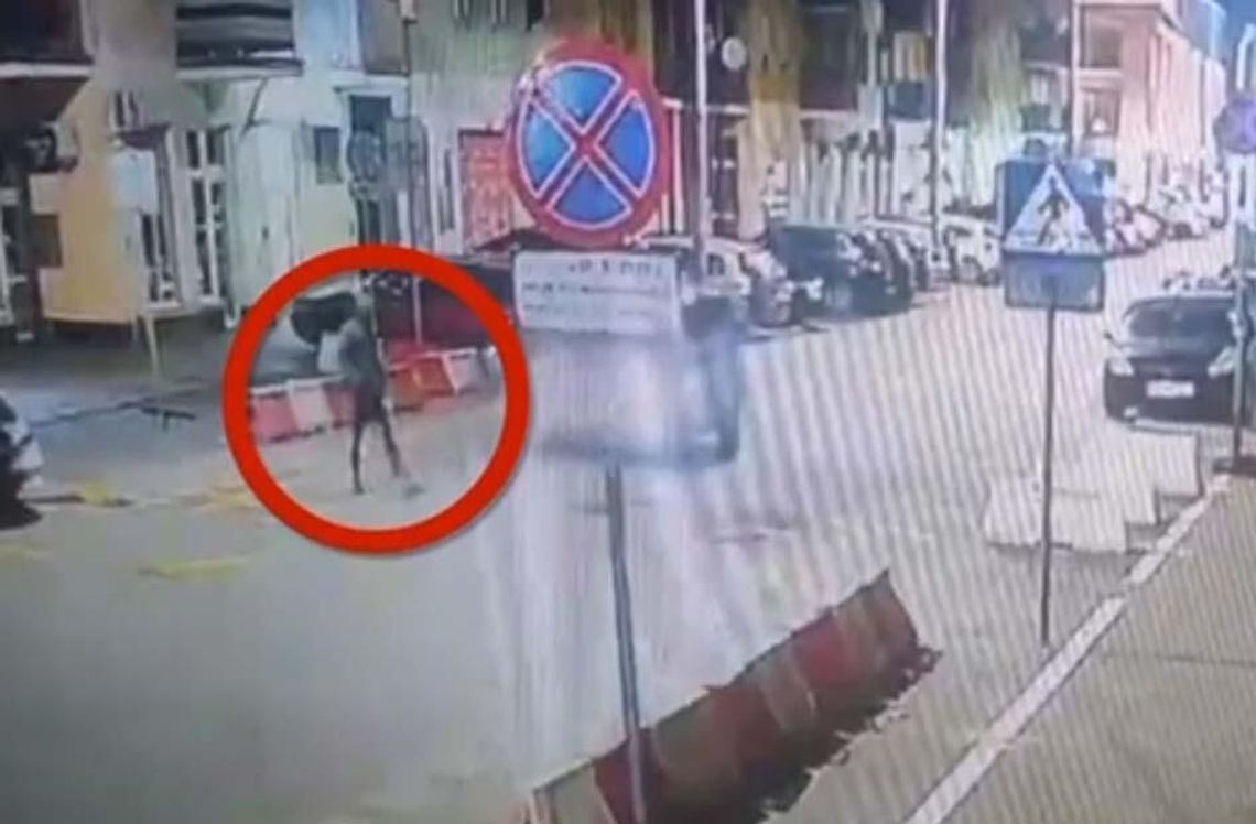 Potrącił chłopaka, potem po nim przejechał i zostawił bez pomocy. Policjanci zatrzymali 80-latniego kierowcę opla Potrącił chłopaka, potem po nim przejechał i zostawił bez pomocy. Policjanci zatrzymali 80-latniego kierowcę opla