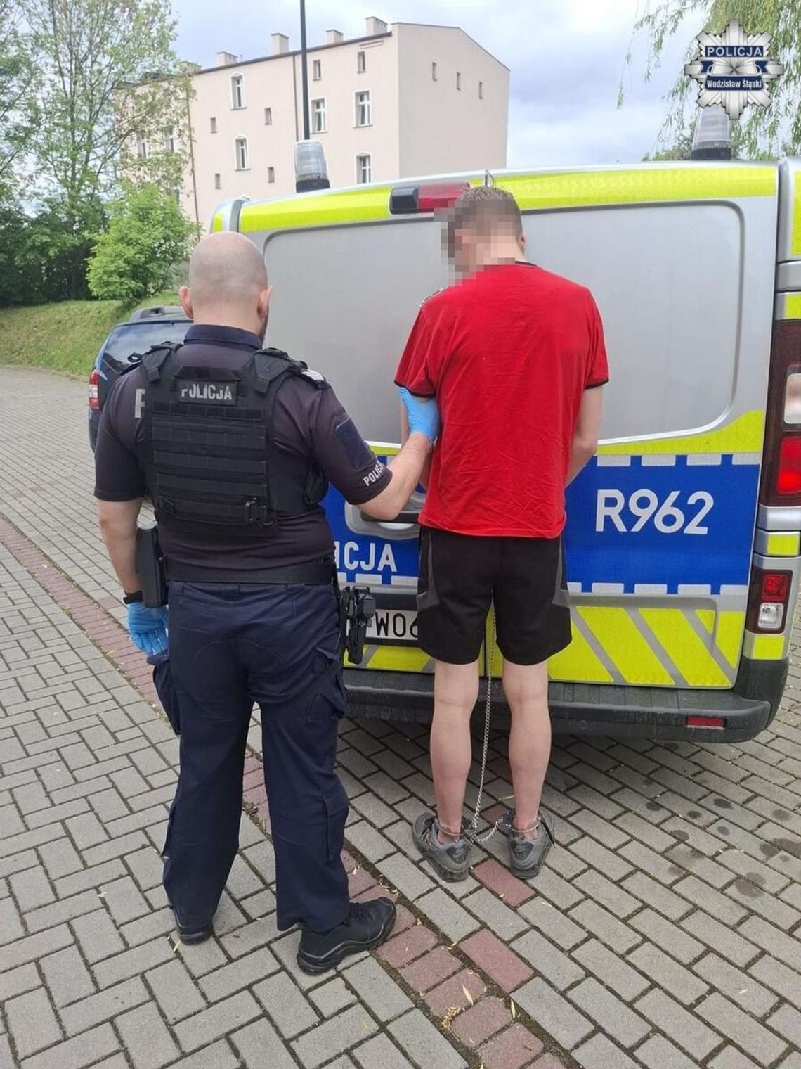 Potrącił kobietę na oczach ludzi i po prostu odjechał. 20-latek zatrzymany przez policję
