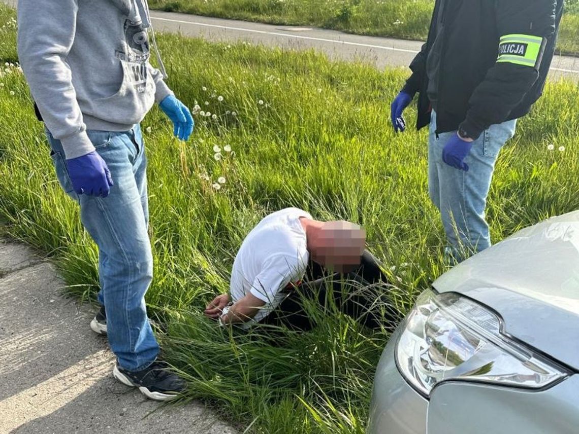 Potrącił policjanta, który próbował go zatrzymać. Poszukiwany 45-latek jechał z dziewczyną. Ma sporo na sumieniu