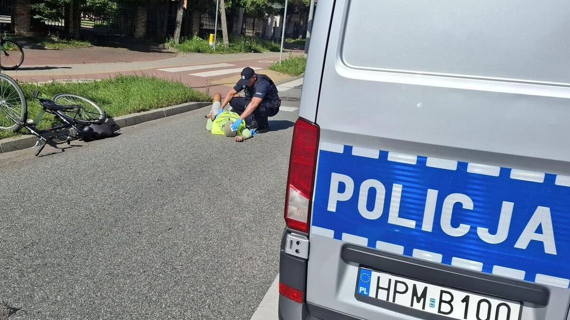 Potrącił rowerzystę i nawet się nie zatrzymał. Wszystko na oczach policjantów Potrącił rowerzystę i nawet się nie zatrzymał. Wszystko na oczach policjantów