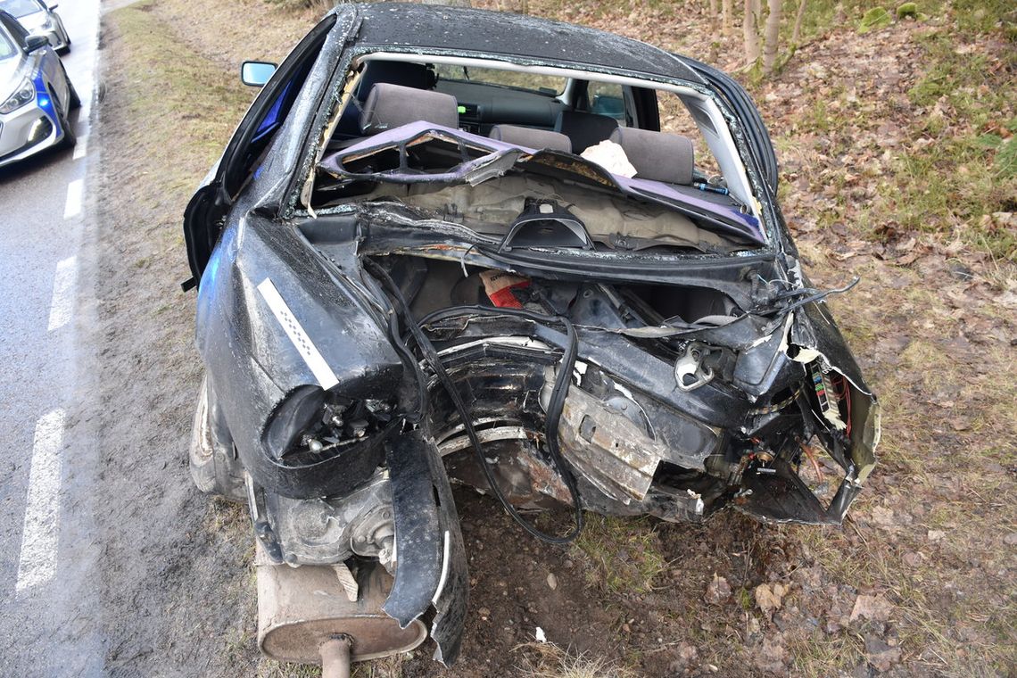 Poważnie wyglądający wypadek 19-letniego kierowcy. Wjechał BMW w drzewo, w ciężkim stanie trafił do szpitala