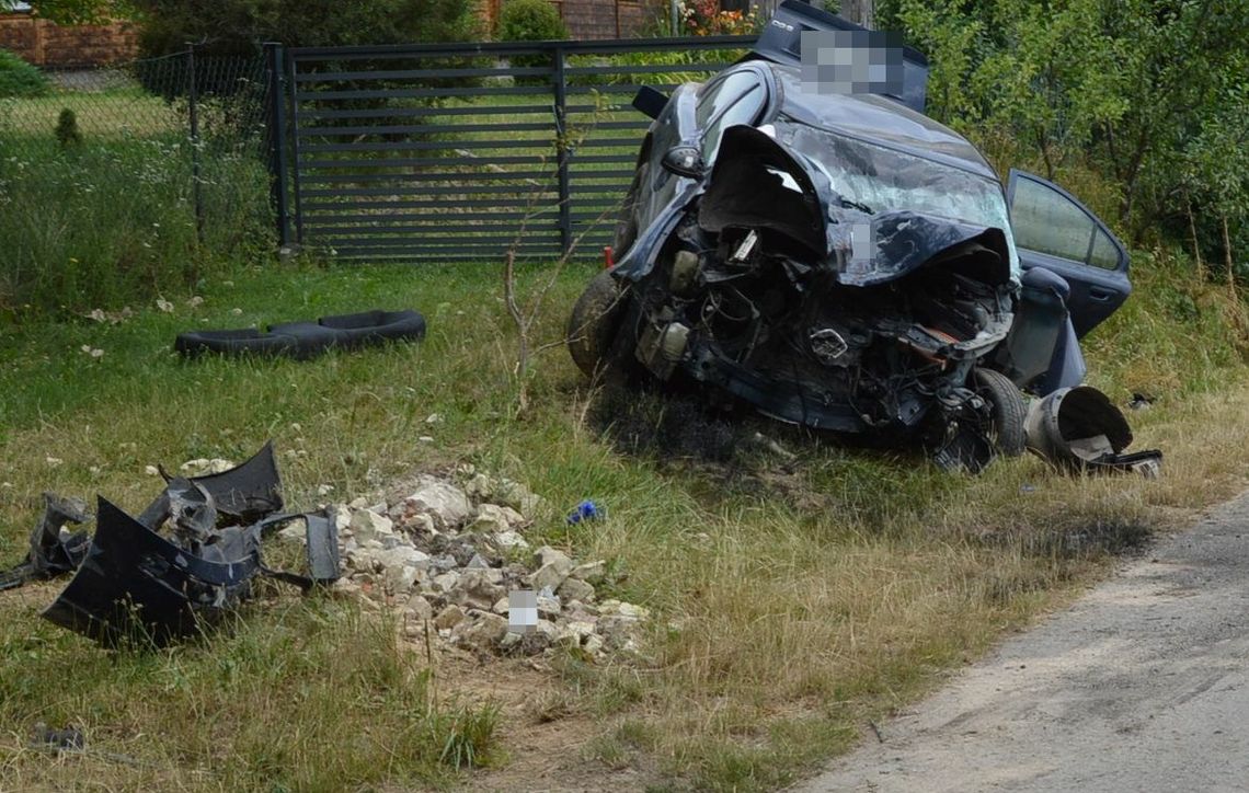 Poważny wypadek 24-letniego kierowcy. Auto odbiło się od drzewa i przeleciało na drugą stronę drogi