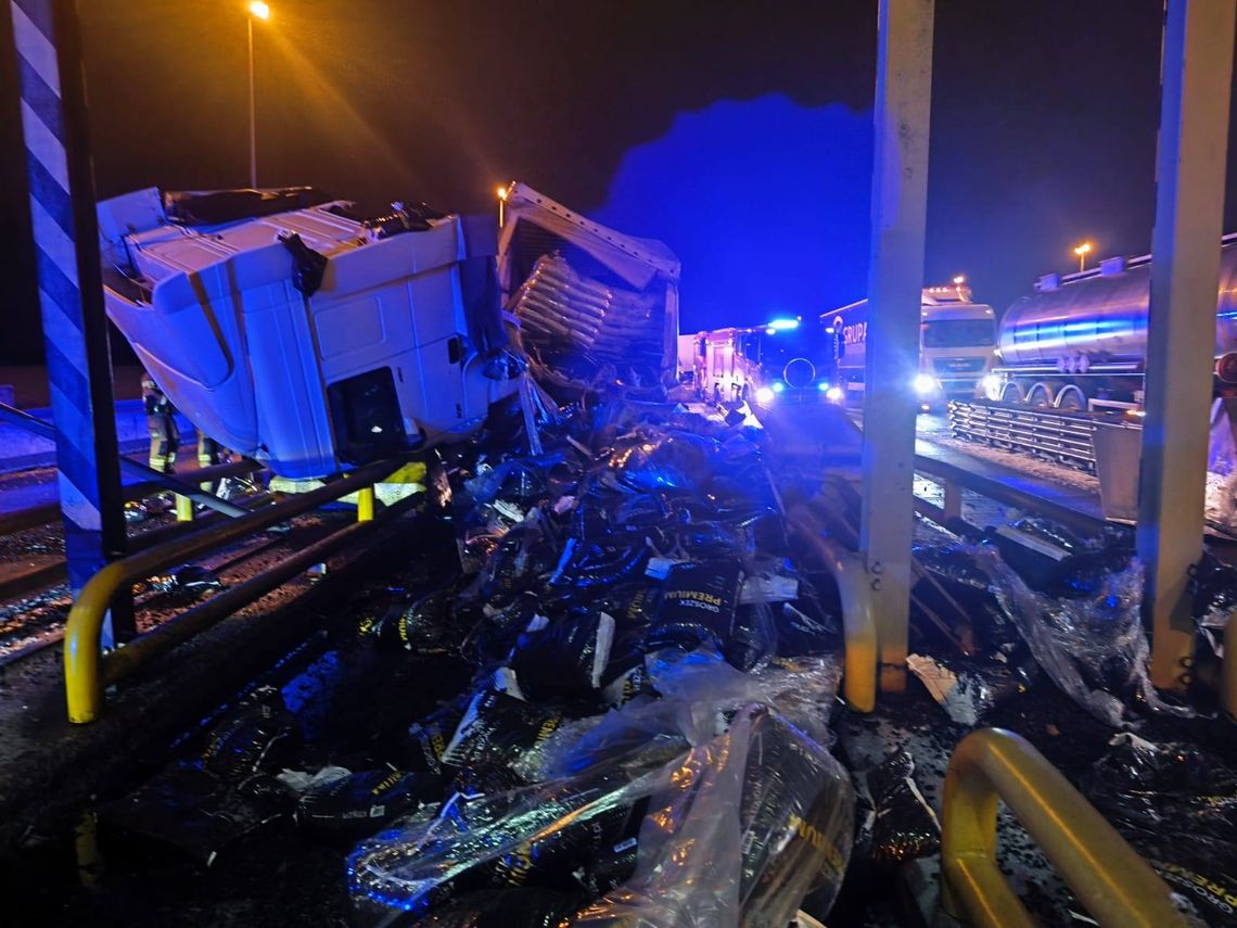 Poważny wypadek na autostradzie A4. Ciężarówka staranowała bramki Poważny wypadek na autostradzie A4. Ciężarówka staranowała bramki