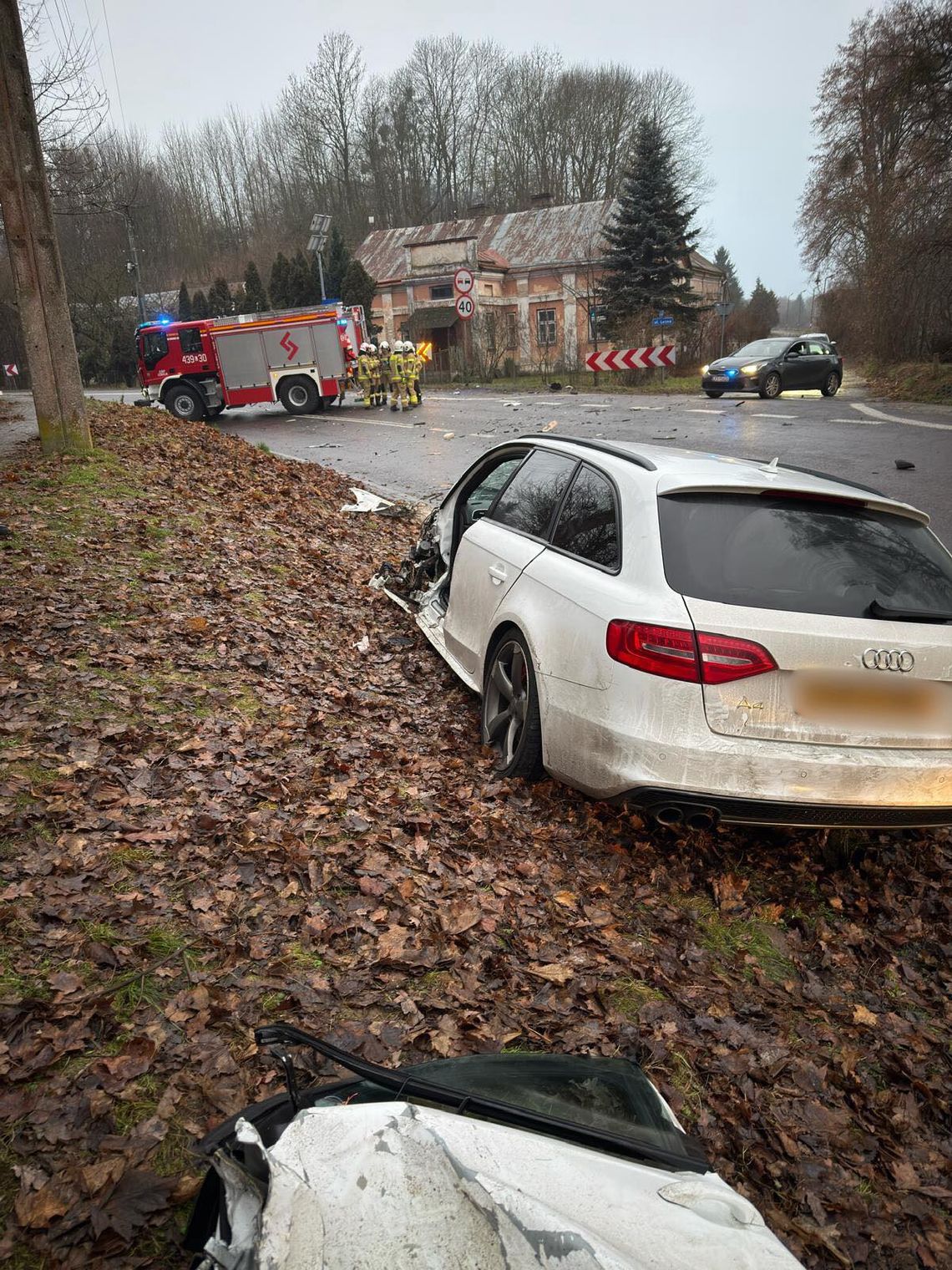 Poważny wypadek na krajowej 17. Kierujący audi zjechał na czołówkę z samochodem ciężarowym