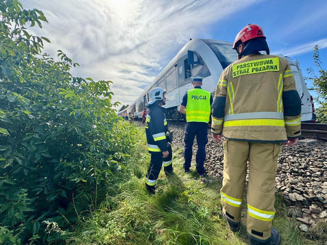 Poważny wypadek na przejeździe kolejowym. Pociąg osobowy zmiótł dostawczego mercedesa