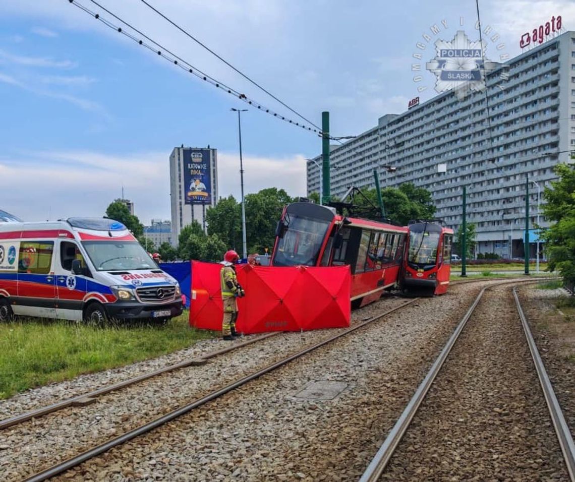 Poważny wypadek w Katowicach. Tramwaj wykoleił się i uderzył w słup, motorniczy został ciężko ranny