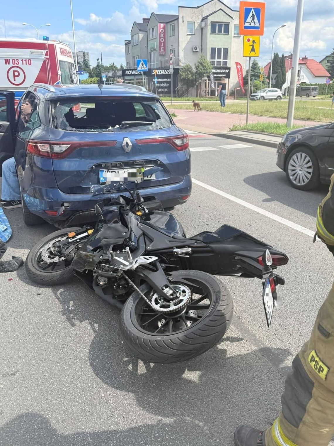 Poważny wypadek z udziałem młodej motocyklistki. 17- latka wjechała w tył osobówki Poważny wypadek z udziałem młodej motocyklistki. 17- latka wjechała w tył osobówki