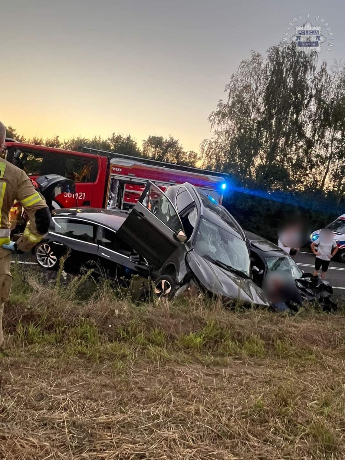 Poważny wypadek z udziałem trzech samochodów. Sześć osób trafiło do szpitala [ZDJĘCIA]