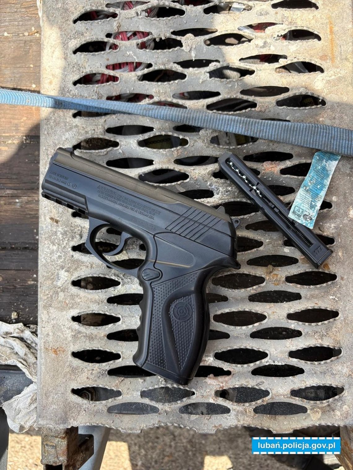 Groźby śmierci za uwagę o parkowanie. Mężczyzna pokazał broń