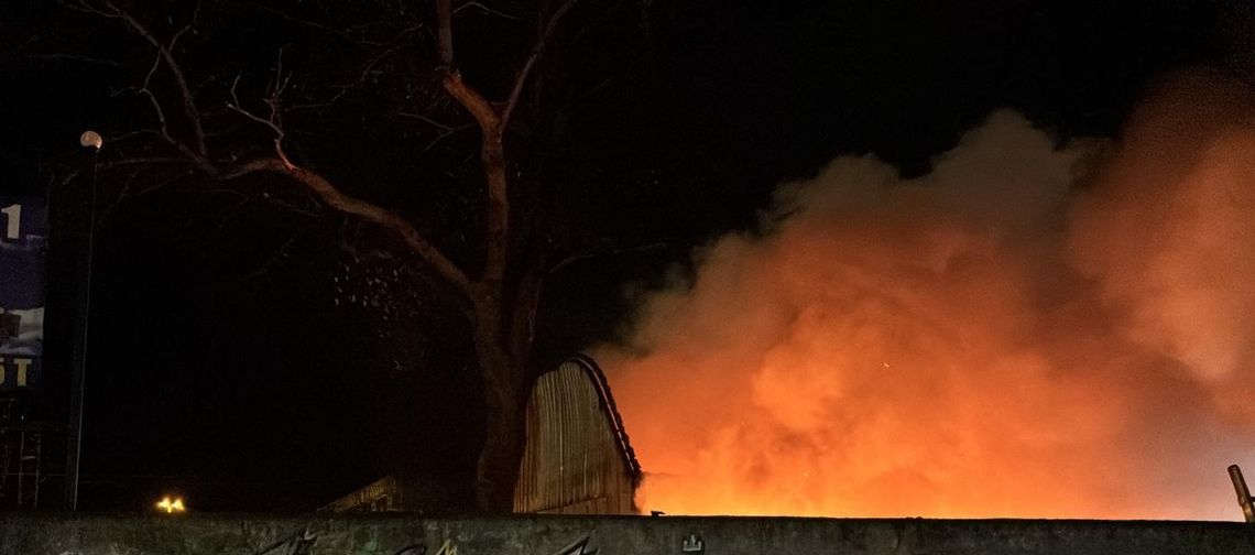 Pożar hali w Inowrocławiu. Wewnątrz budynku znaleziono zwłoki mężczyzny