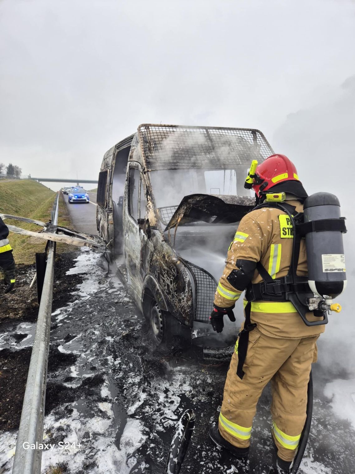 Pożar radiowozu na drodze ekspresowej. Policyjny bus spłonął doszczętnie [FOTO]