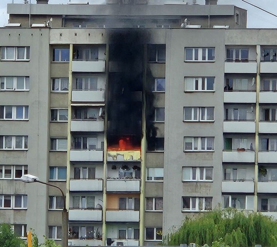 Pożar w bloku. Policjanci pierwsi zaczęli ewakuować mieszkańców Pożar w bloku. Policjanci pierwsi zaczęli ewakuować mieszkańców