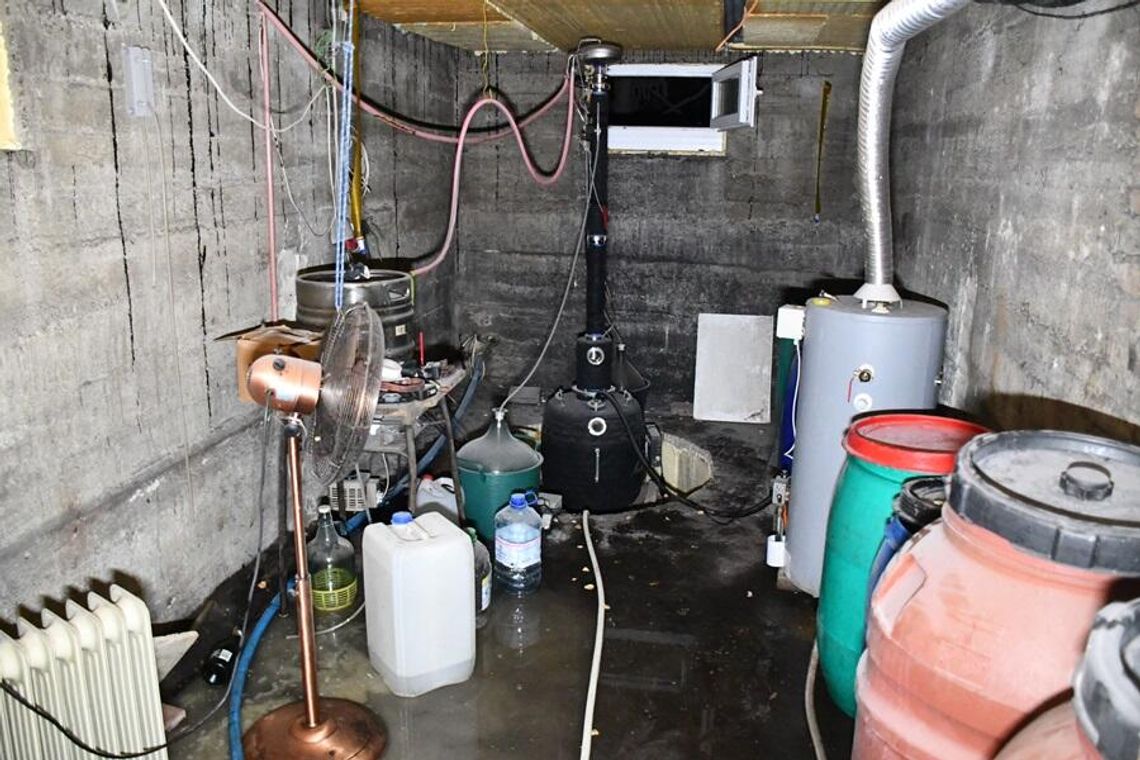 Pożar w piwnicy ujawnił nielegalną bimbrownię. Kobieta doznała poparzeń twarzy Pożar w piwnicy ujawnił nielegalną bimbrownię. Kobieta doznała poparzeń twarzy