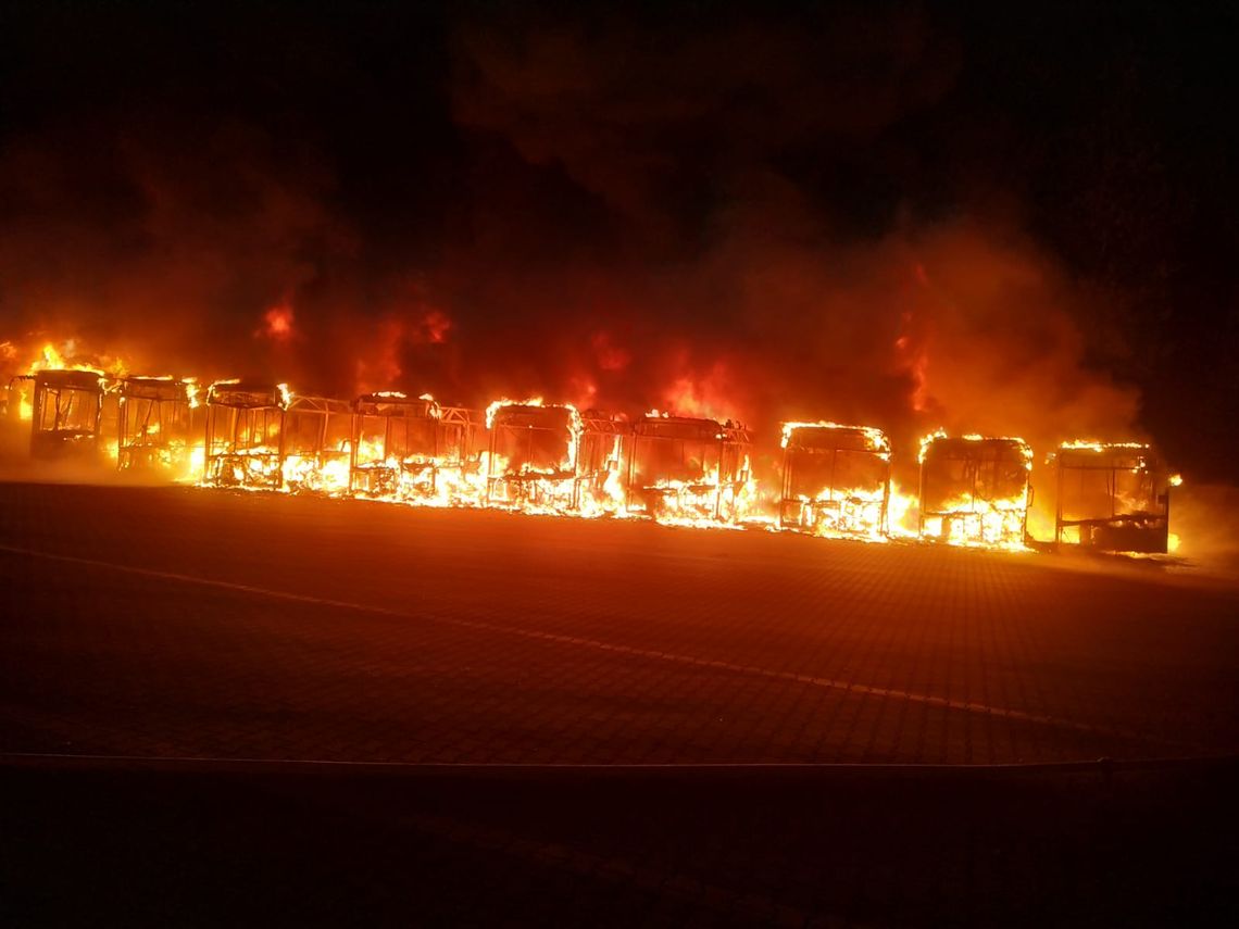 Pożar w zajezdni autobusowej. Ogień objął aż kilkanaście pojazdów, straty liczone w milionach złotych [FOTO]