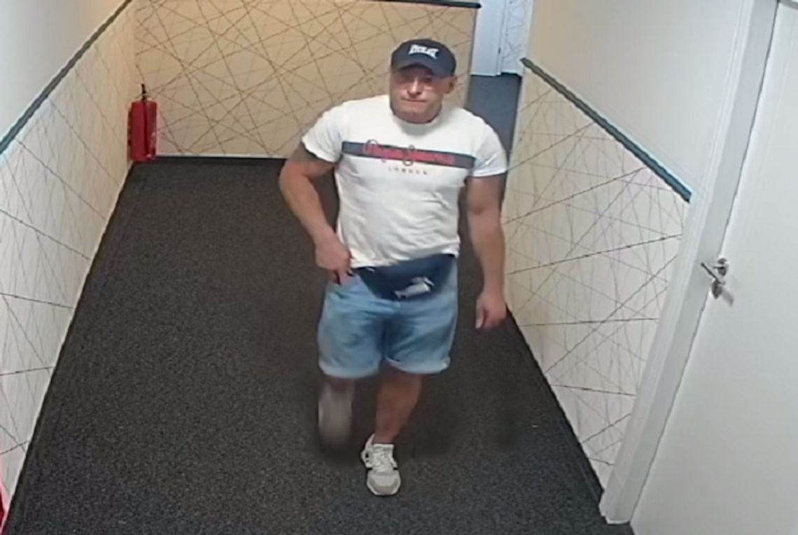 Poznajesz go? Powiadom policjantów! Mężczyzna ze zdjęcia podłożył ogień w hostelu