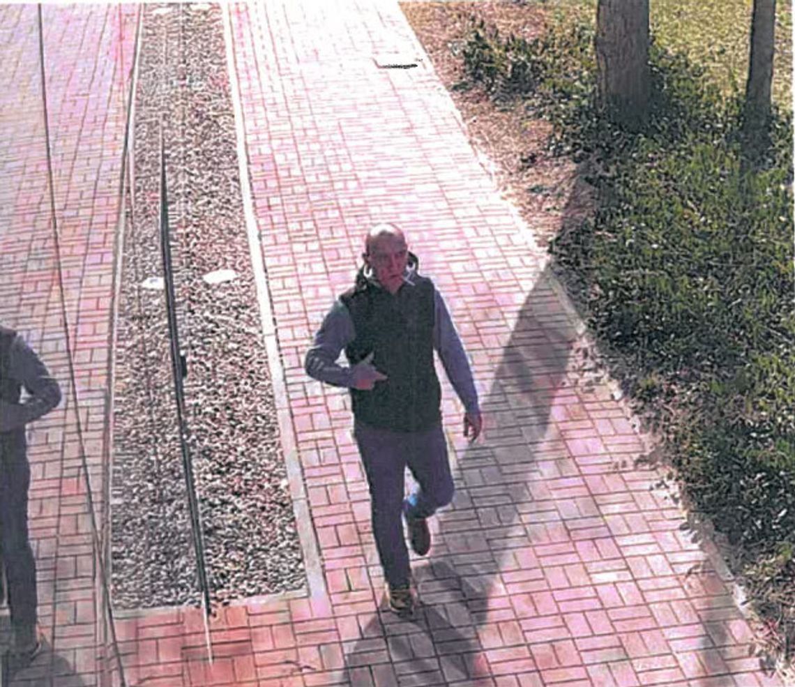 Poznajesz tego mężczyznę? Powiadom policję! Jest podejrzewany o kradzież 5 tysięcy złotych