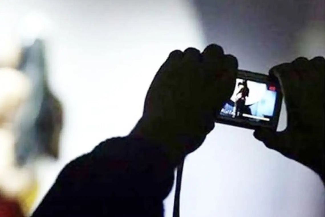 Poznana w internecie kobieta namówiła go na intymne nagranie. Młody mężczyzna padł ofiarą szantażu