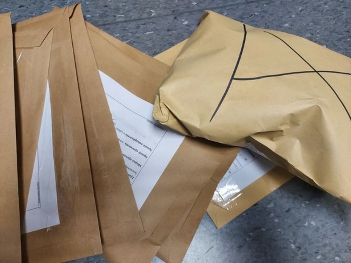 Pracownica sortowni wyczaiła, w których paczkach jest biżuteria. Łupy zanosiła do domu. Policja znalazła bransoletki, przewieszki i łańcuszki