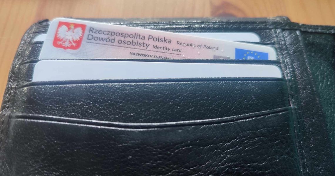 Pracownik salonu brał sprzęt na cudze dane. Wykorzystał znaleziony dowód osobisty