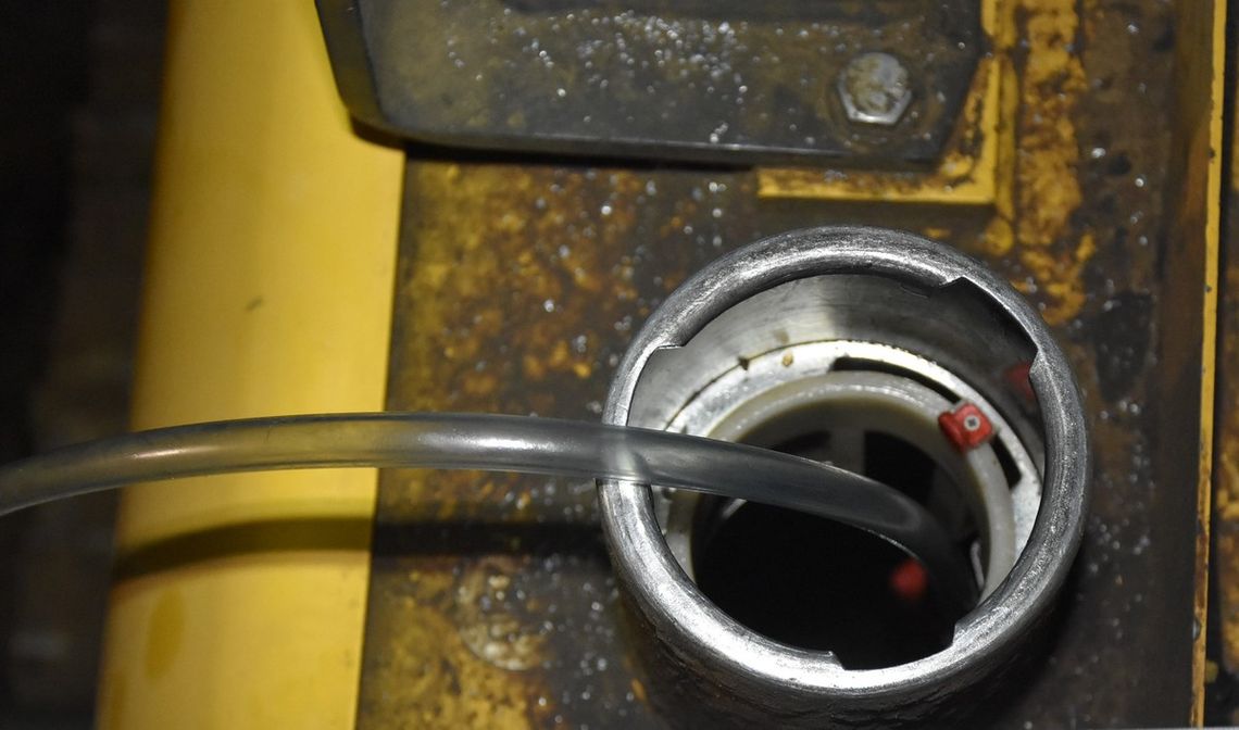 Pracownik spuszczał paliwo z ciężarówki. Przyłapany przez policjantów, zaoferował im łapówkę Pracownik spuszczał paliwo z ciężarówki. Przyłapany przez policjantów, zaoferował im łapówkę