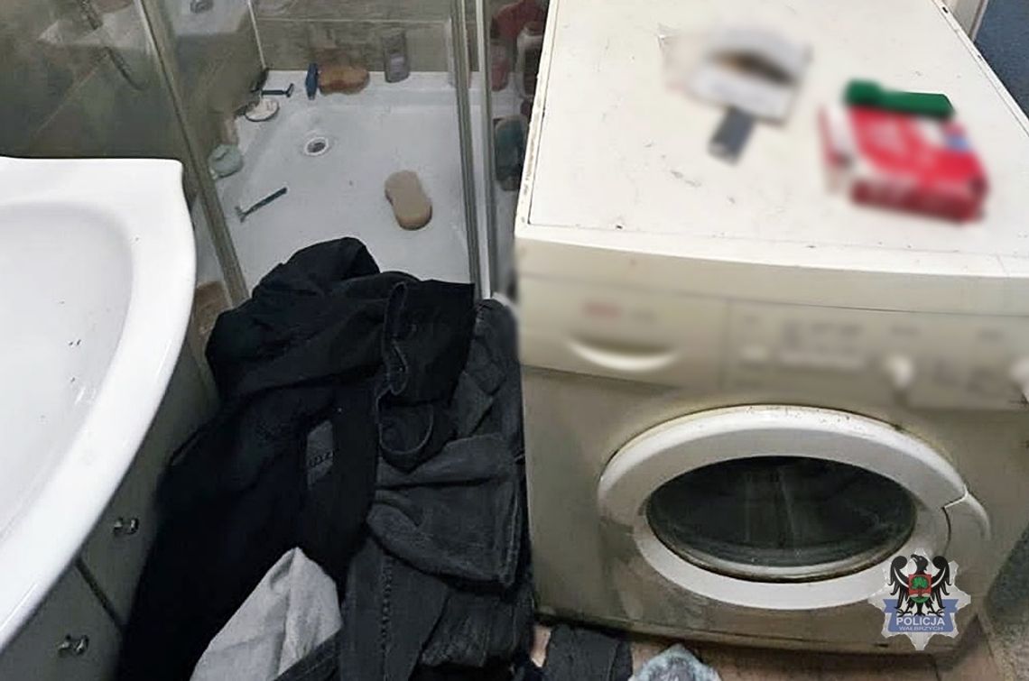 Pralka i brudna odzież nie pomogły. Policjanci wyciągnęli poszukiwanego spod sterty ciuchów Pralka i brudna odzież nie pomogły. Policjanci wyciągnęli poszukiwanego spod sterty ciuchów