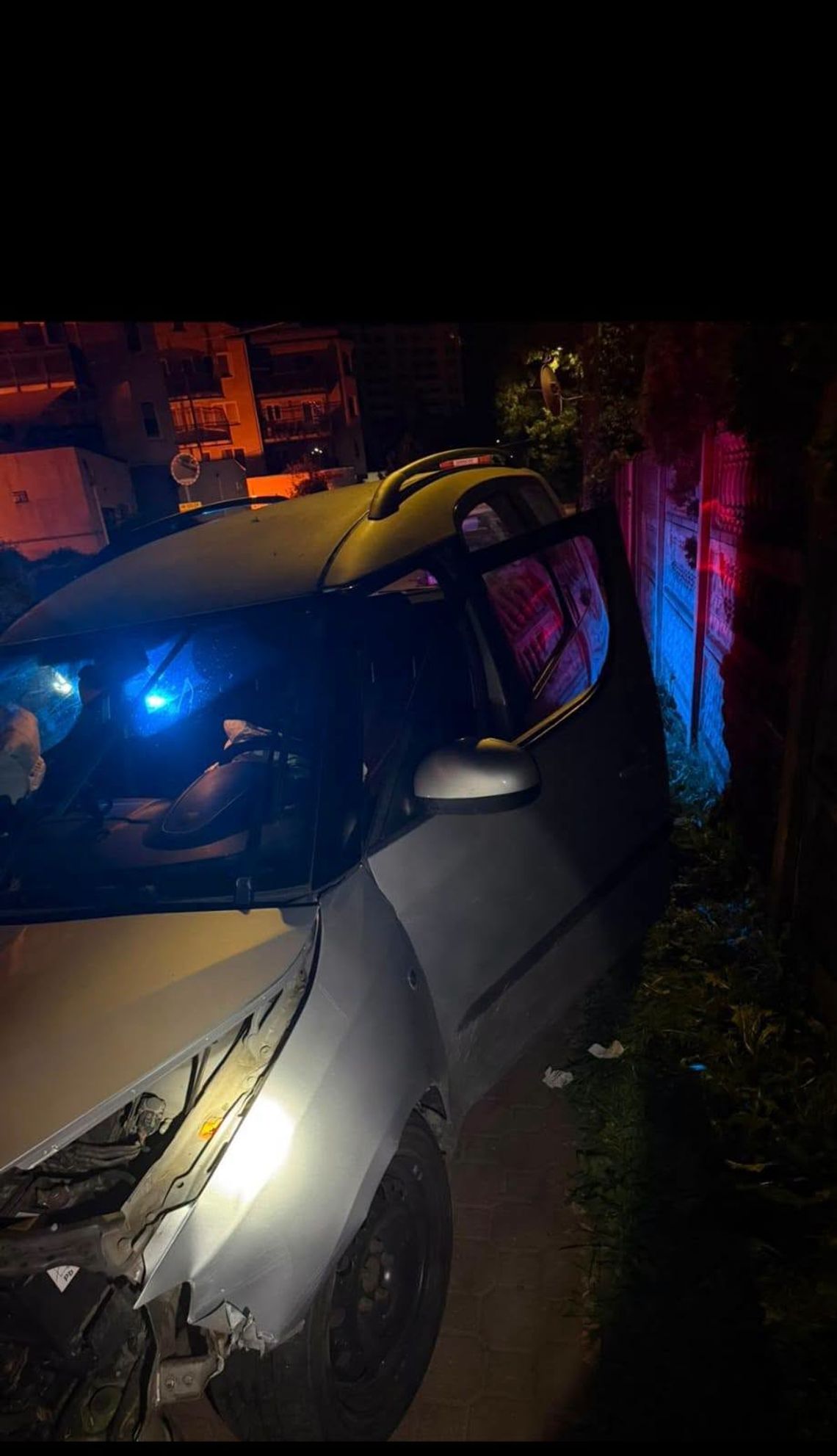 Prawie 1,5 promila i demolka w czasie jazdy. Kierowca Skody uszkodził 24 auta i wjechał w mur Prawie 1,5 promila i demolka w czasie jazdy. Kierowca Skody uszkodził 24 auta i wjechał w mur