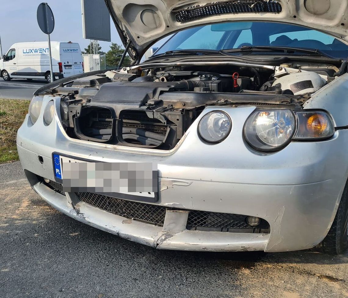 Prawie 200 na godzinę zdezelowanym BMW na łysych kapciach. Auto na na lawetę, a kierowca pożegnał się z prawkiem