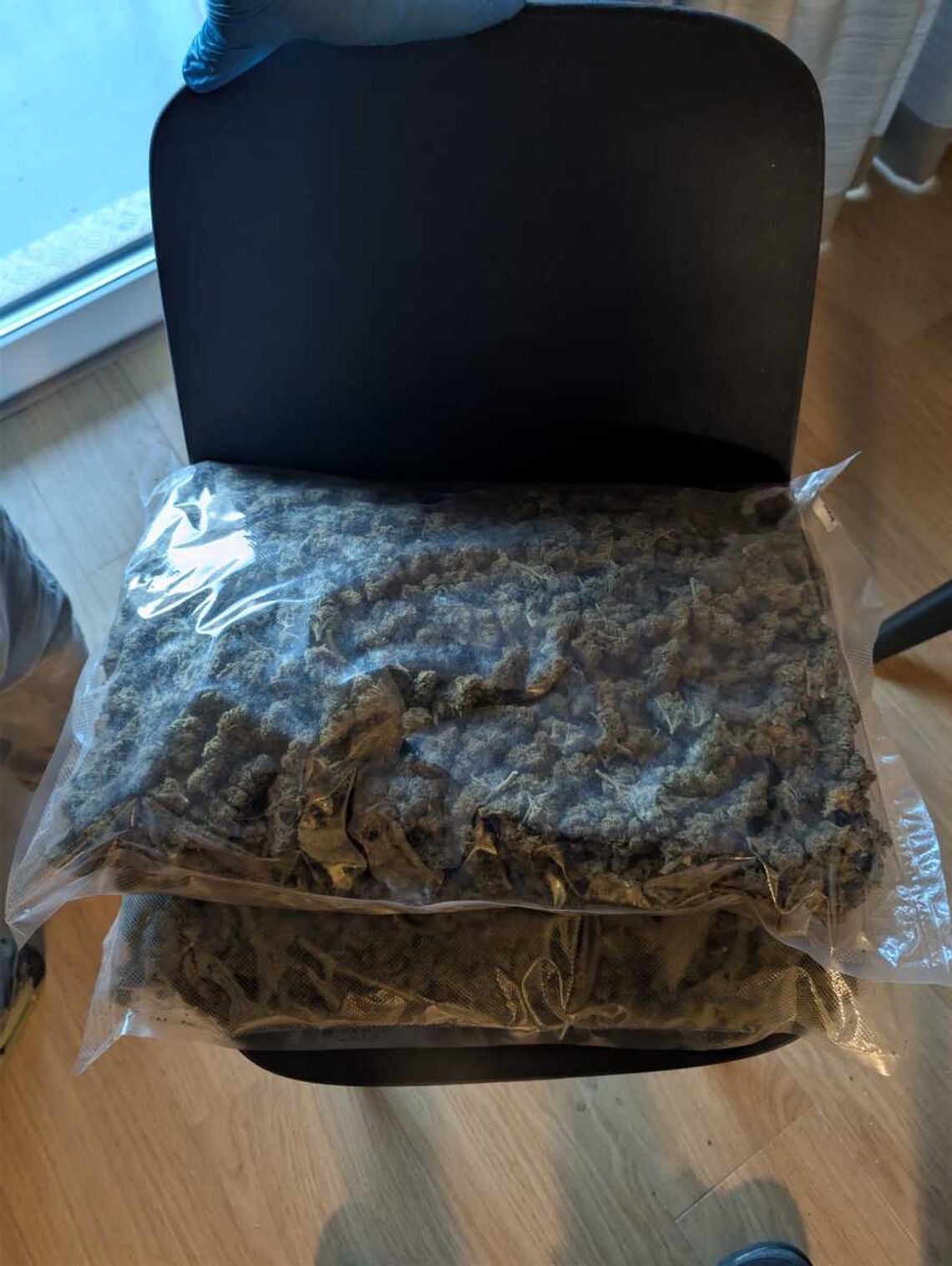 Prawie 5 kg narkotyków i 200 kg substancji do produkcji NEP. Trzy osoby za kratami Prawie 5 kg narkotyków i 200 kg substancji do produkcji NEP. Trzy osoby za kratami