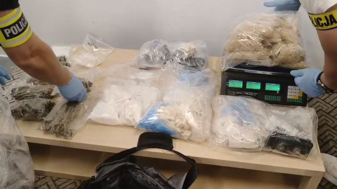 Prawie 8 kg narkotyków i 18 tys. zł. Poszukiwany 36-latek zatrzymany, grozi mu 15 lat więzienia Prawie 8 kg narkotyków i 18 tys. zł. Poszukiwany 36-latek zatrzymany, grozi mu 15 lat więzienia
