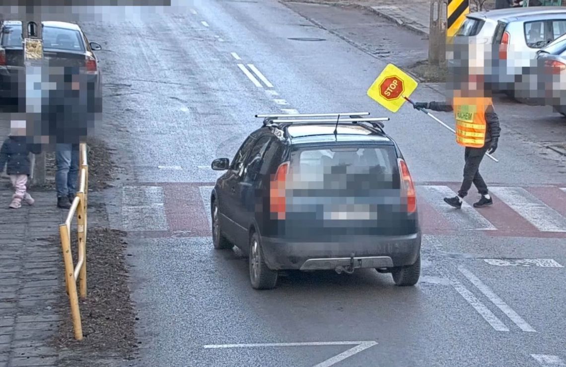 Prawie potrąciła ojca z dzieckiem na przejściu przed szkołą, uważa, że nie zrobiła nic złego. WIDEO