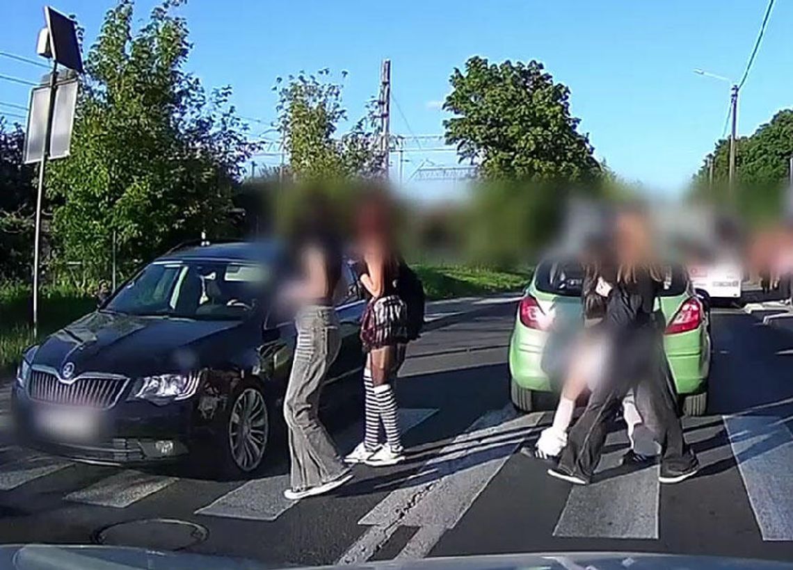 Prawie wjechał w młodych ludzi na przejściu dla pieszych. Kierowca odnaleziony przez policję i ukarany