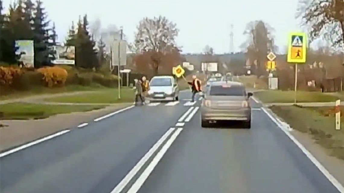 Prawie wjechała w dzieci na przejściu dla pieszych. Za taki numer 30 punktów i utrata prawa jazdy. WIDEO