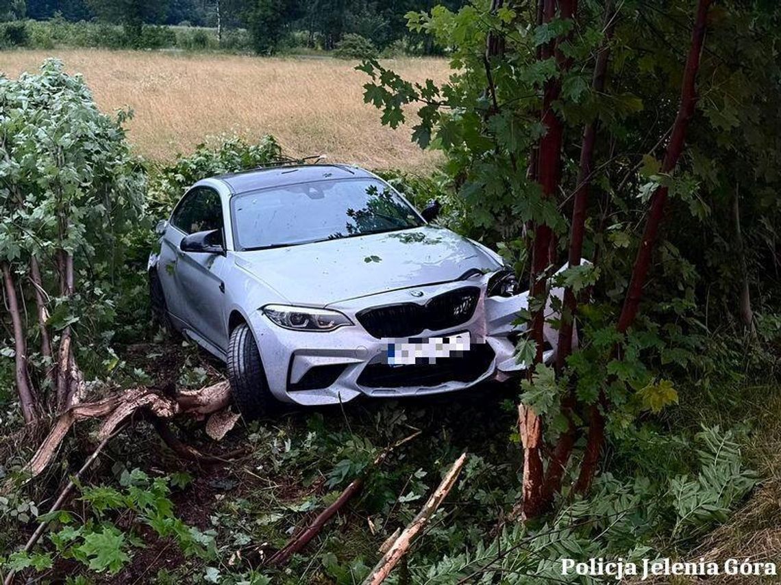 Prawo jazdy ma od dwóch miesięcy, już rozbił auto. Brawurowa jazda 19-latka zakończona w rowie Prawo jazdy ma od dwóch miesięcy, już rozbił auto. Brawurowa jazda 19-latka zakończona w rowie