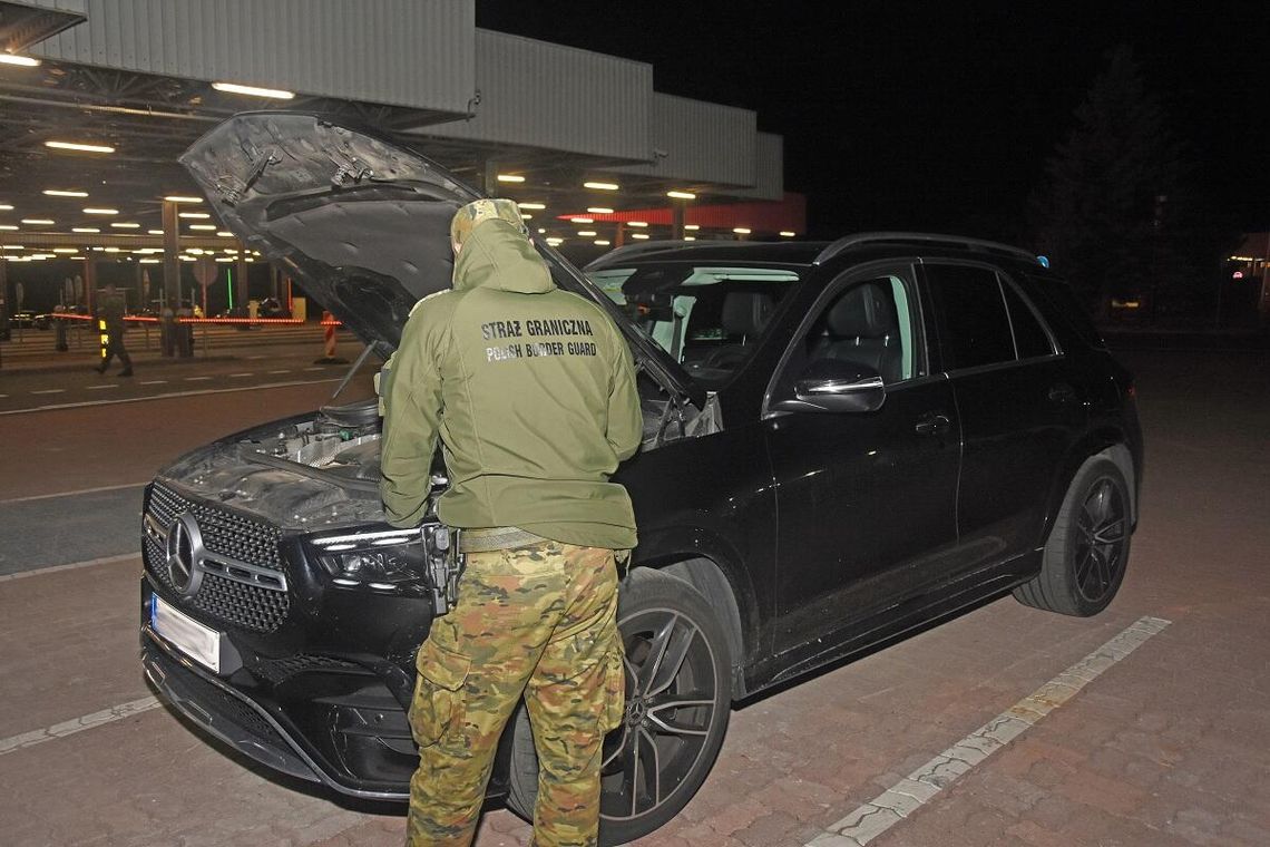 Próba przemytu rocznego mercedesa na Białoruś udaremniona. Pogranicznicy odzyskali luksusowe auto Próba przemytu rocznego mercedesa na Białoruś udaremniona. Pogranicznicy odzyskali luksusowe auto