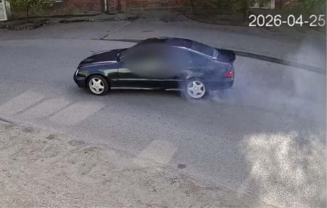 Próbował driftować mercedesem, ale tylko narobił sobie problemów i stracił prawo jazdy Próbował driftować mercedesem, ale tylko narobił sobie problemów i stracił prawo jazdy