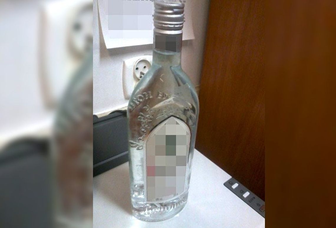 Próbowała podmienić butelkę z kranówką na flaszkę alkoholu. Sprytny plan kobiety przejrzeli kasjerzy