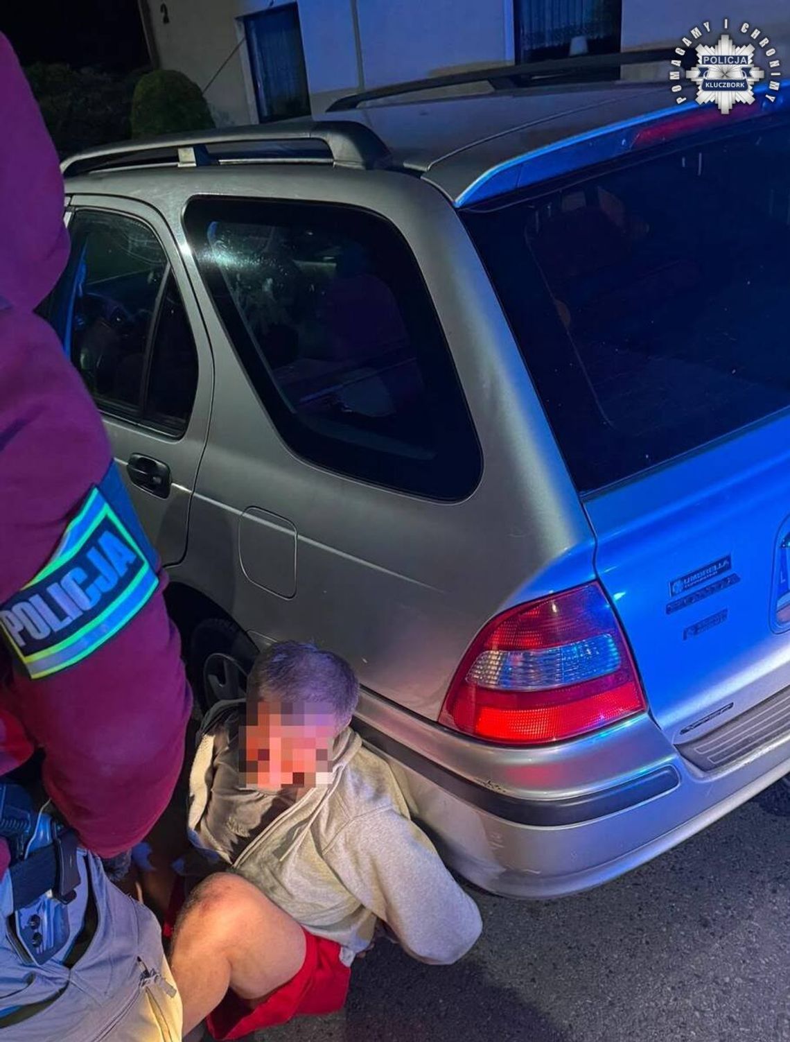 Próbował połknąć woreczki i jednocześnie odpalić auto. Nie zdążył, bo został obezwładniony Próbował połknąć woreczki i jednocześnie odpalić auto. Nie zdążył, bo został obezwładniony