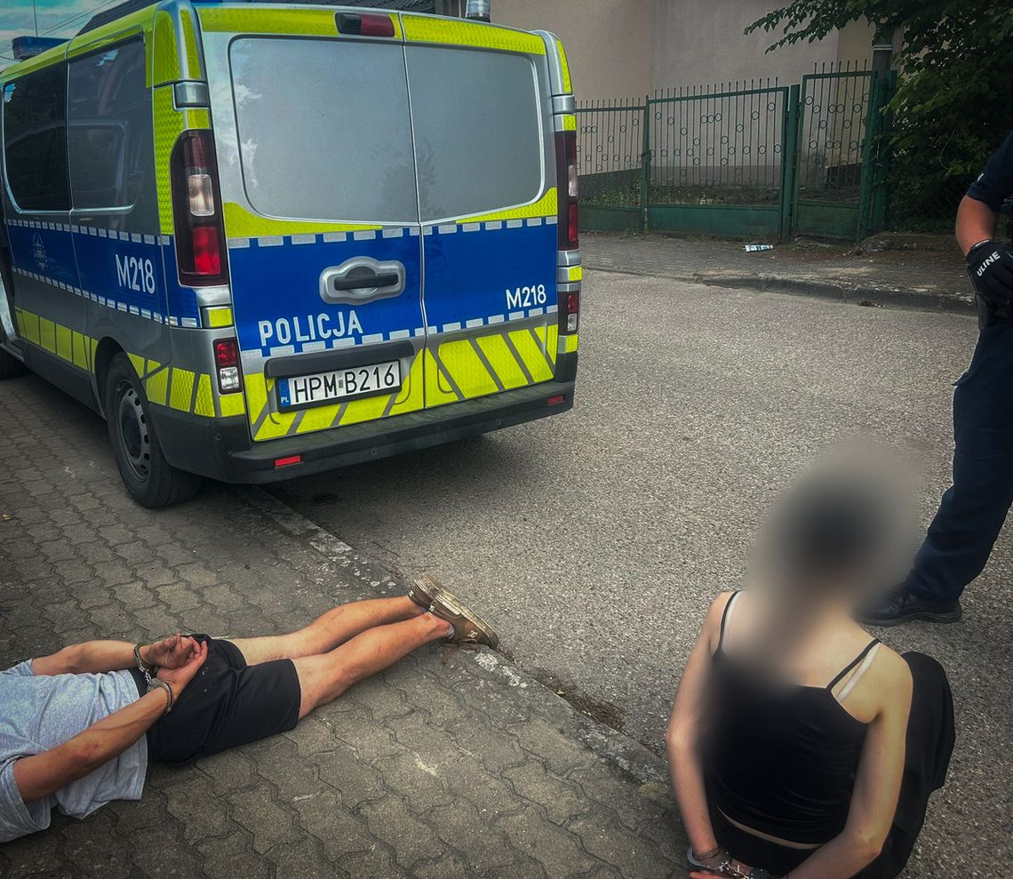 Próbował się wyrwać policjantom i uciec. Został zatrzymany razem z koleżanką, która miała narkotyki Próbował się wyrwać policjantom i uciec. Został zatrzymany razem z koleżanką, która miała narkotyki