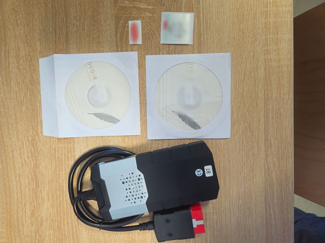 Próbował sprzedać pirackie oprogramowanie diagnostyczne z kablami. Mężczyzna zatrzymany podczas transakcji