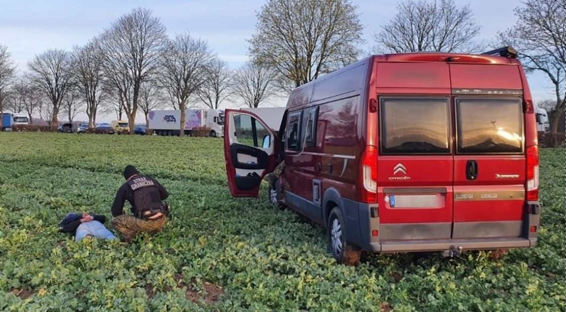 Próbował uciec kradzionym kamperem wjeżdżając na polę. Za nim jechał pomocnik w audi