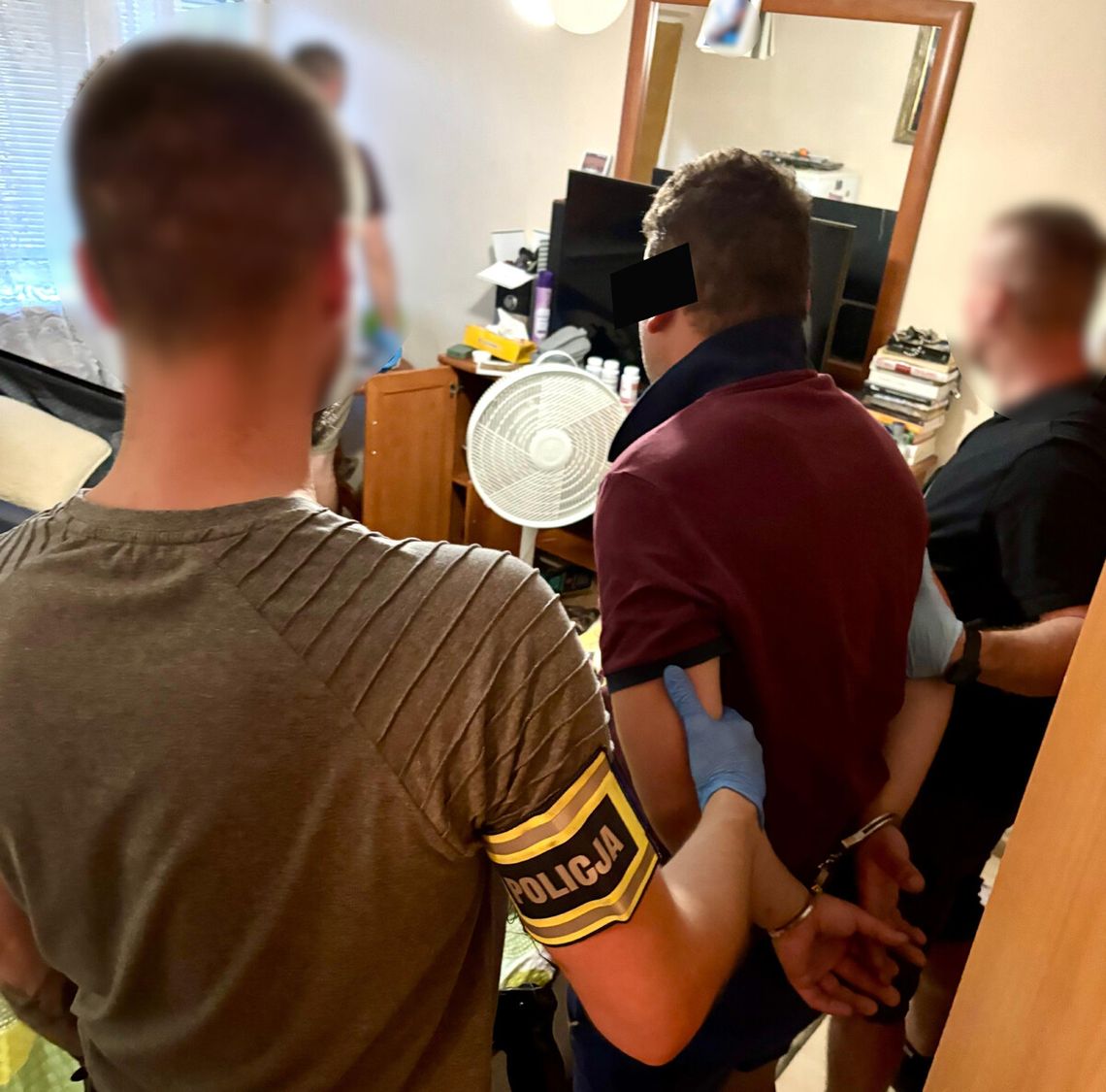 Próbował uciec przez okno, schował się za firanką. Poszukiwany diler wpadł w ręce kryminalnych