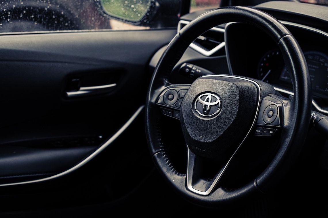 Próbował ukraść auto, nie zauważył kobiety w środku. 34-latka wraz z mężem obezwładniła złodzieja