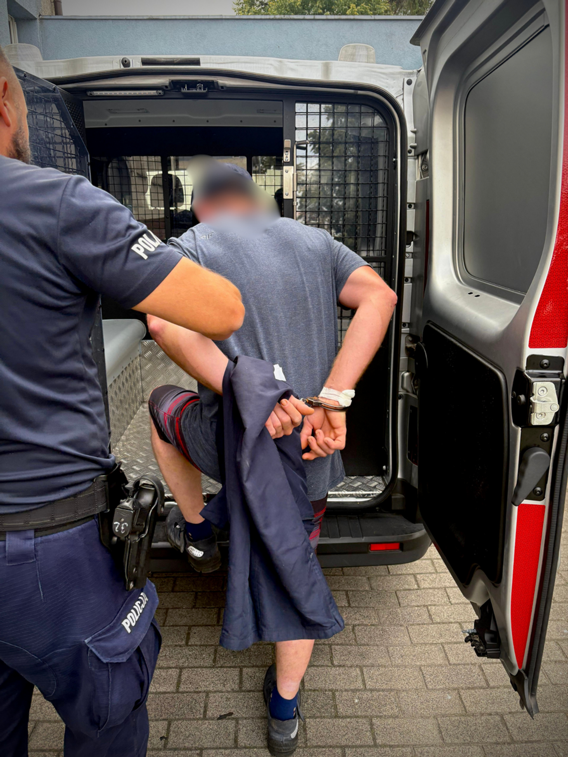 Próbował ukraść flaszkę, a gdy go złapali, zaczął śpiewać i krzyczeć. Okazało się, że powinien siedzieć w więzieniu Próbował ukraść flaszkę, a gdy go złapali, zaczął śpiewać i krzyczeć. Okazało się, że powinien siedzieć w więzieniu