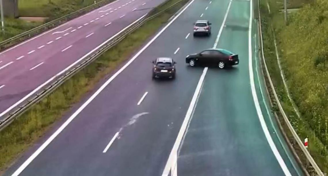 Próbował wjechać na autostradę, wpadł w poślizg i doprowadził do zderzenia Próbował wjechać na autostradę, wpadł w poślizg i doprowadził do zderzenia