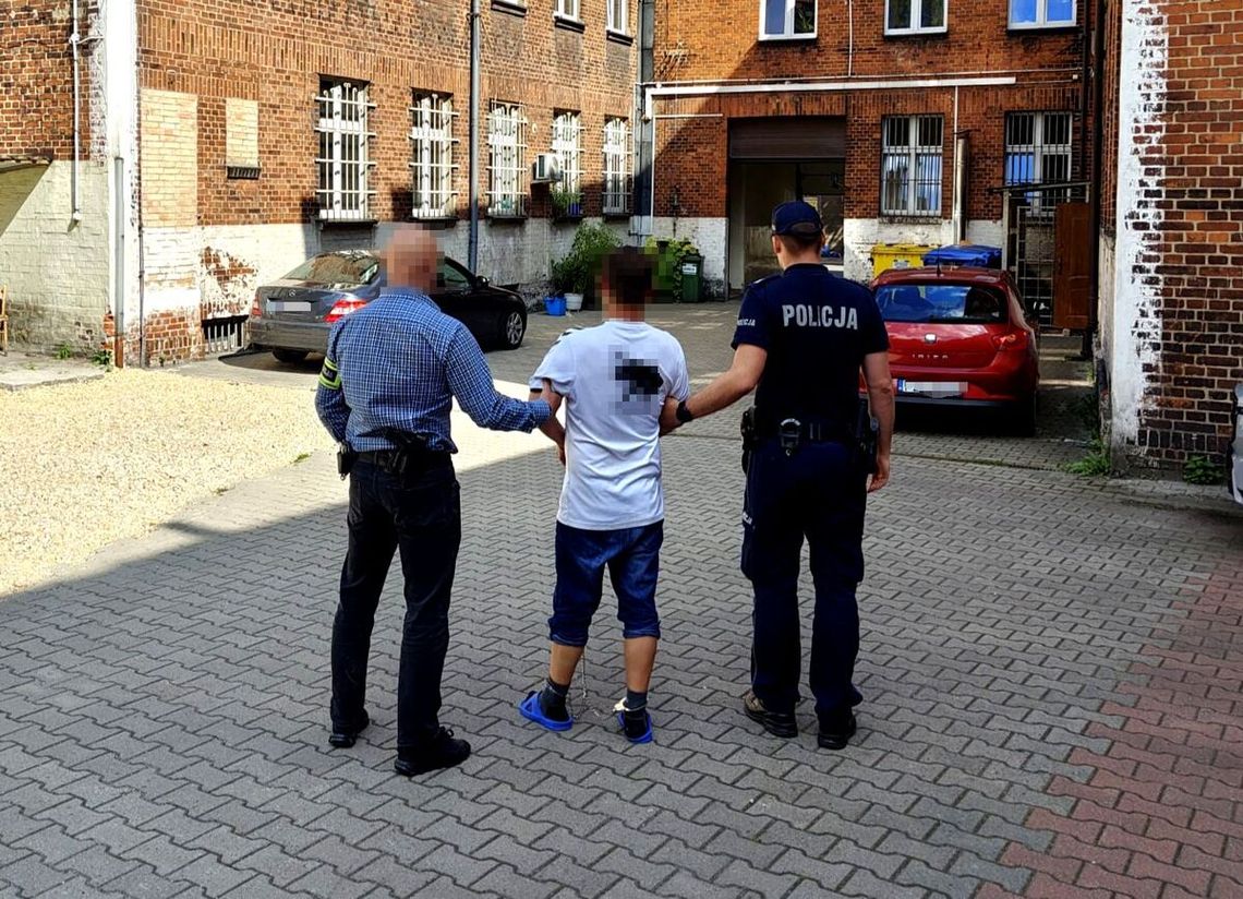Próbował wynieść kosmetyki bez płacenia. Uderzył pracownicę, która próbowała go zatrzymać
