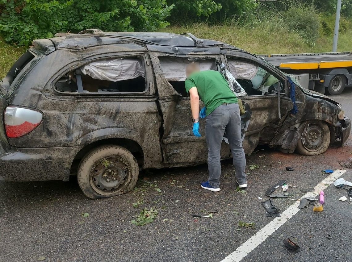 Próbowali wrobić w prowadzenie kolegę, który zginął w wypadku. Mężczyzna i kobieta byli pijani i wyszli z tego cało