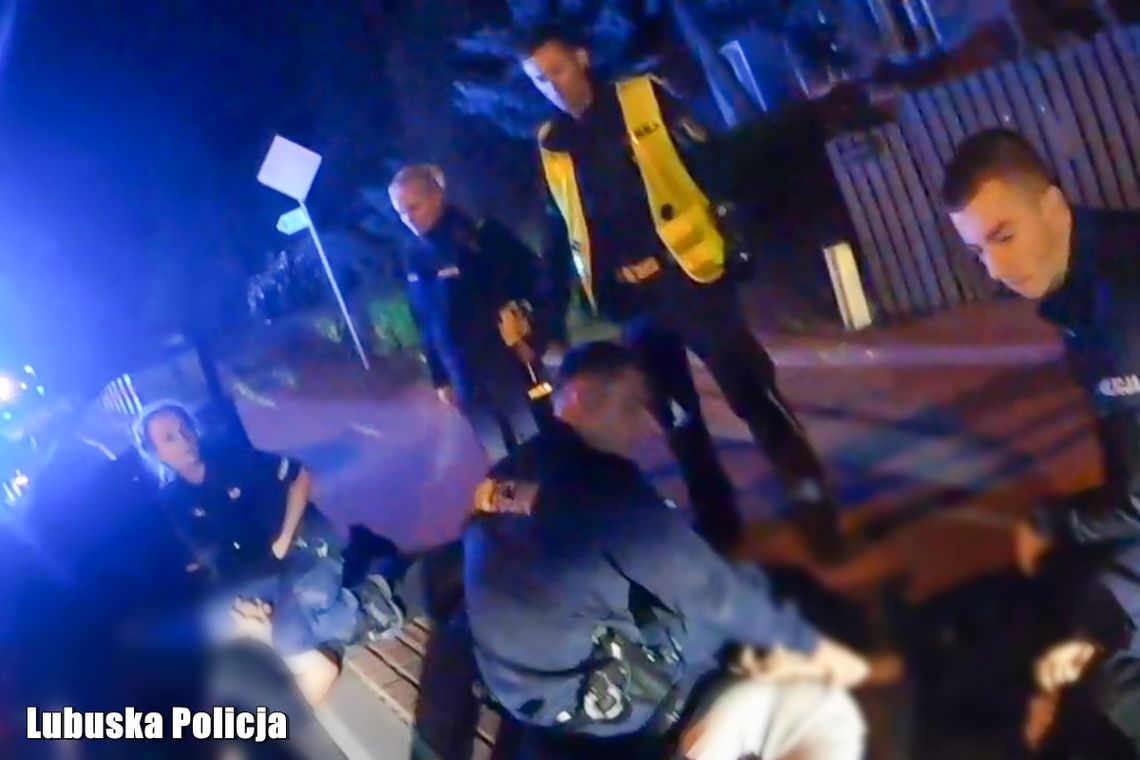 Próbowali wyciąć katalizator z dostawczaka. Policyjny pościg i zatrzymanie złodziei Próbowali wyciąć katalizator z dostawczaka. Policyjny pościg i zatrzymanie złodziei